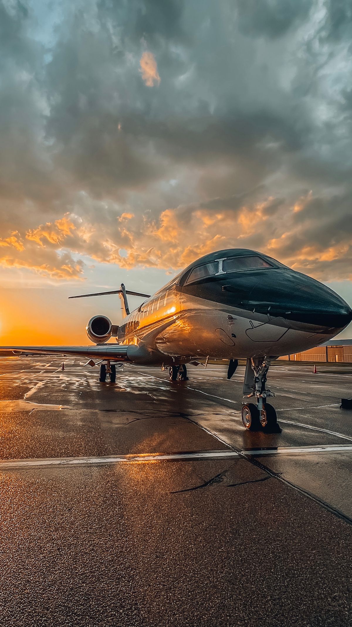 Privatjet bei Sonnenuntergang auf dem Vorfeld